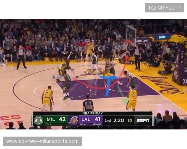 中场在训练中演练“反抢立即竖起传球”高频动作